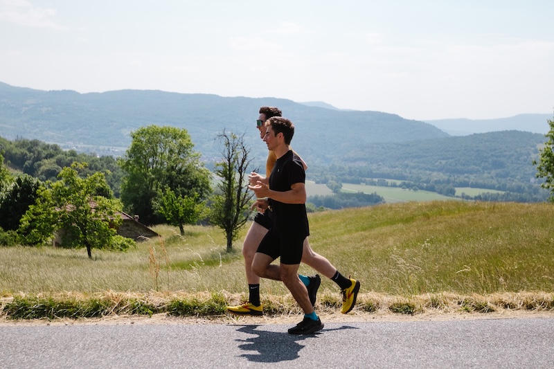 Läufer absolviert effizientes Lauftraining, um trotz Zeitmangel Fortschritte beim Laufen zu erzielen.