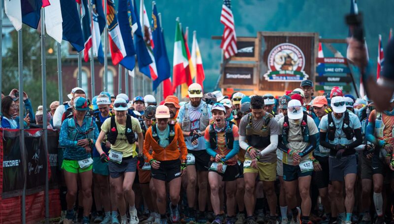 Läufer bei der ultimativen Vorbereitung auf den Hardrock 100 Ultratrail 2027 in den Bergen