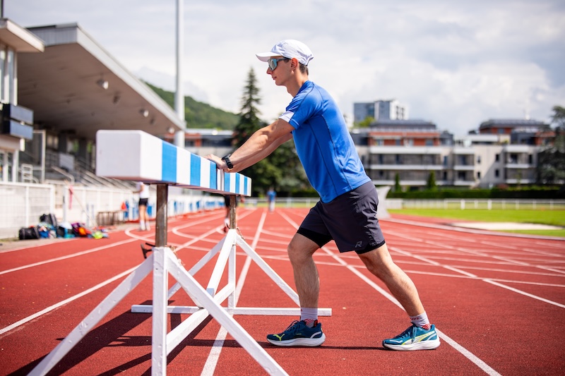 Ausdauersportler plant den Tag vor dem Wettkampf für optimale Leistung beim Lauf oder Radrennen.
