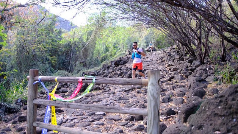 Trailrunner trainiert technische Downhills für den Grand Raid Réunion und die Diagonale des Fous.