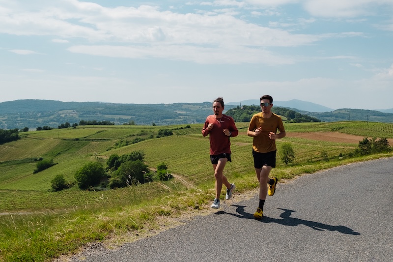 Trailrunner trainiert auf flacher Strecke gezielt für anspruchsvolle Trailruns im Gebirge.