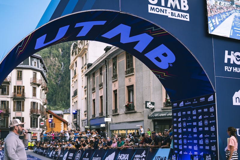 Läufer beim UTMB-Trailrunning mit Informationen zur Anmeldung 2027, Running Stones, Terminen und Auslosung.