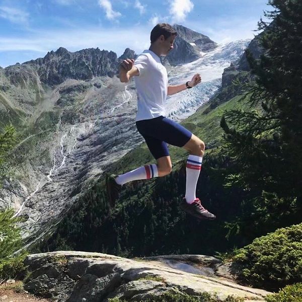 Trailrunner beim Bergauf-Training an der Schwelle zur Vorbereitung auf den UTMB Mont-Blanc