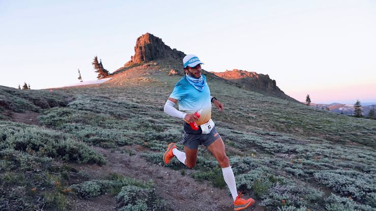 Trailrunner auf anspruchsvollem Bergpfad beim Western States 2027 Ultratrail, Symbol für die Lotterie-Chance.