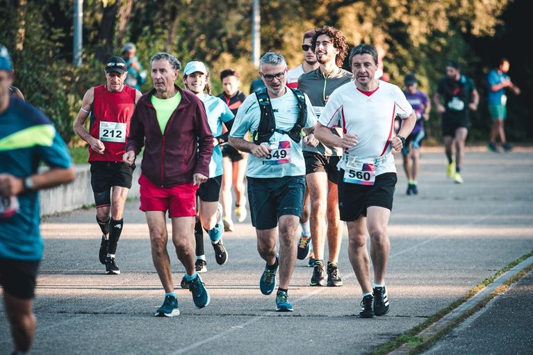 Läuferinnen und Läufer über 50 bei einem Straßenlauf